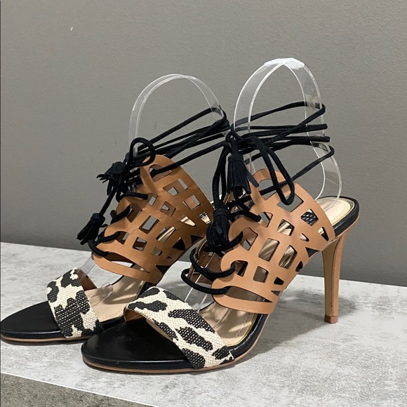 White House Black Market Tan & Black Strappy Heels Size 6.5 - Picture 4 of 13